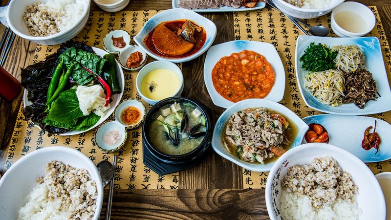膨化食品：代加工与自产，哪种更胜一筹？**